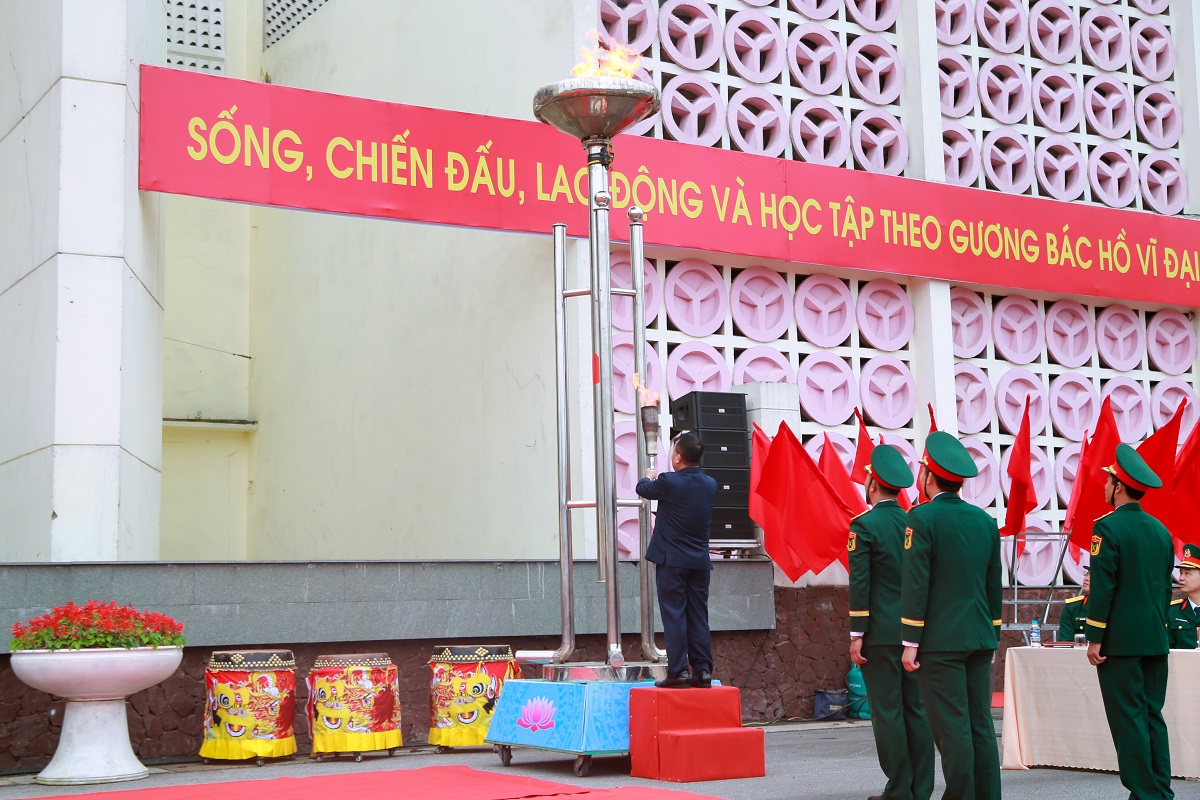 Nghi thức đánh trống và thắp ngọn lửa truyền thống