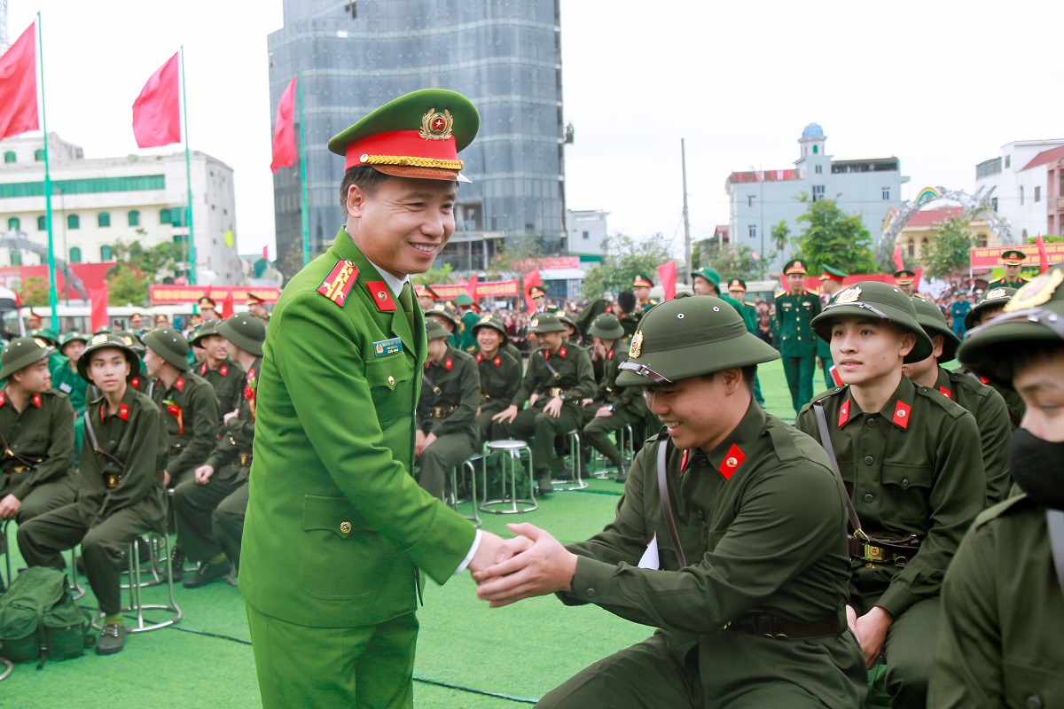   Đồng chí Đại tá Nguyễn Duy Thanh, Ủy viên BTV Đảng ủy, Phó Giám đốc Công an tỉnh chúc mừng các thanh niên thực hiện nghĩa vụ tham gia Công an nhân dân