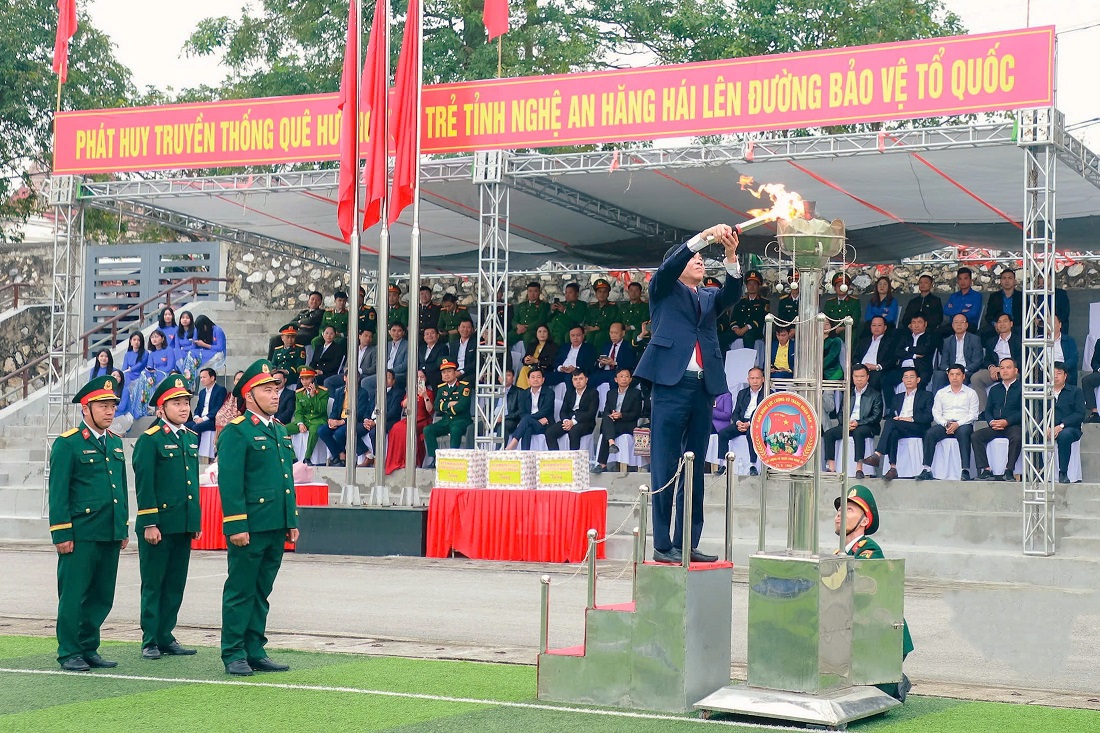 Chủ tịch UBND tỉnh Võ Trọng Hải thực hiện nghi thức thắp lửa truyền thống