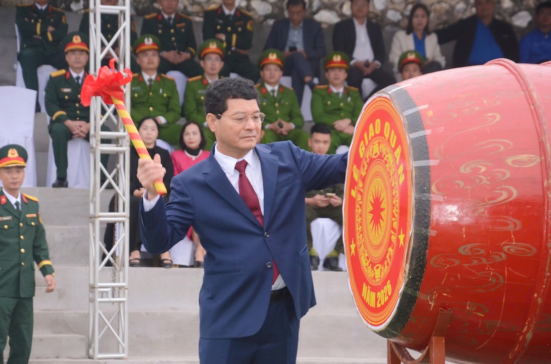 Đồng chí Phạm Trọng Hoàng - Ủy viên Ban Thường vụ Tỉnh ủy, Trưởng ban Tổ chức Tỉnh ủy thực hiện nghi thức đánh trống hội giao quân
