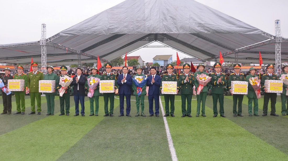 Chủ tịch UBND tỉnh Võ Trọng Hải và lãnh đạo tỉnh, Công an tỉnh, Bộ Chỉ huy Quân sự tỉnh tặng quà, hoa đơn vị nhận quân