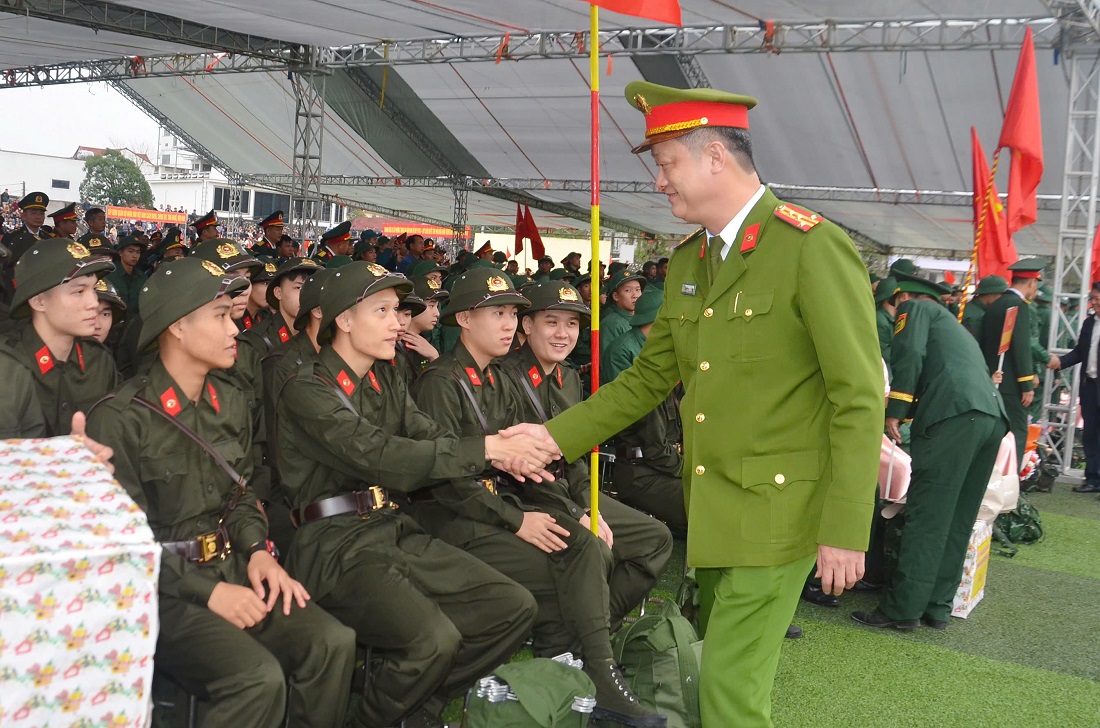 Đồng chí Đại tá Nguyễn Đức Cường, Phó Giám đốc Công an tỉnh động viên tân binh thực hiện nghĩa vụ Công an nhân dân