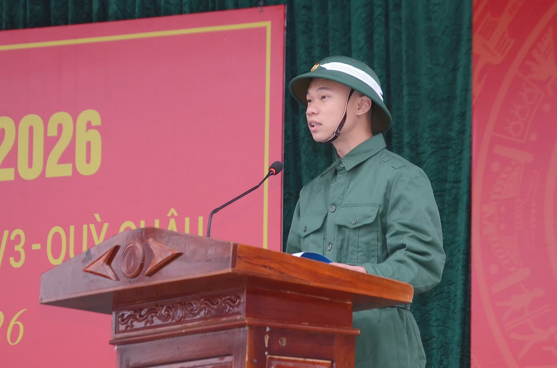 Tân binh Hồ Văn Tuệ thay mặt thanh niên lên đường nhập ngũ phát biểu tại Lễ giao, nhận quân