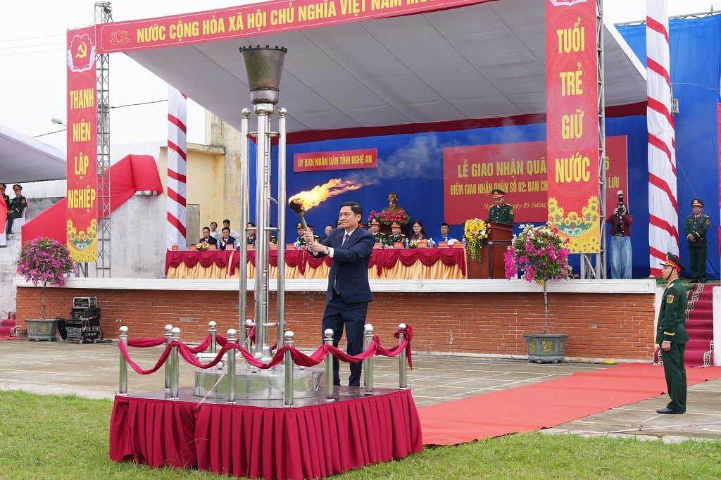 Đồng chí Hoàng Nghĩa Hiếu – Phó Bí thư Thường trực Tỉnh ủy, Chủ tịch HĐND tỉnh thắp lửa truyền thống