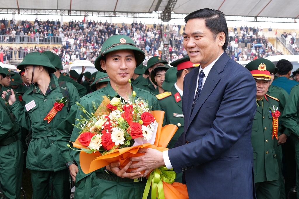 Phó Bí thư Thường trực Tỉnh ủy Hoàng Nghĩa Hiếu động viên, chúc các tân binh lên đường nhập ngũ hoàn thành xuất sắc nhiệm vụ