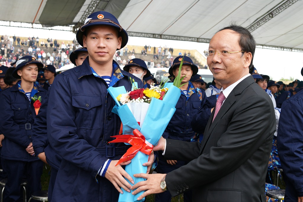 Đồng chí Bùi Thanh An – Ủy viên Ban Thường vụ Tỉnh ủy, Phó Chủ tịch Thường trực UBND tỉnh và lãnh đạo địa phương thăm hỏi, động viên tân binh