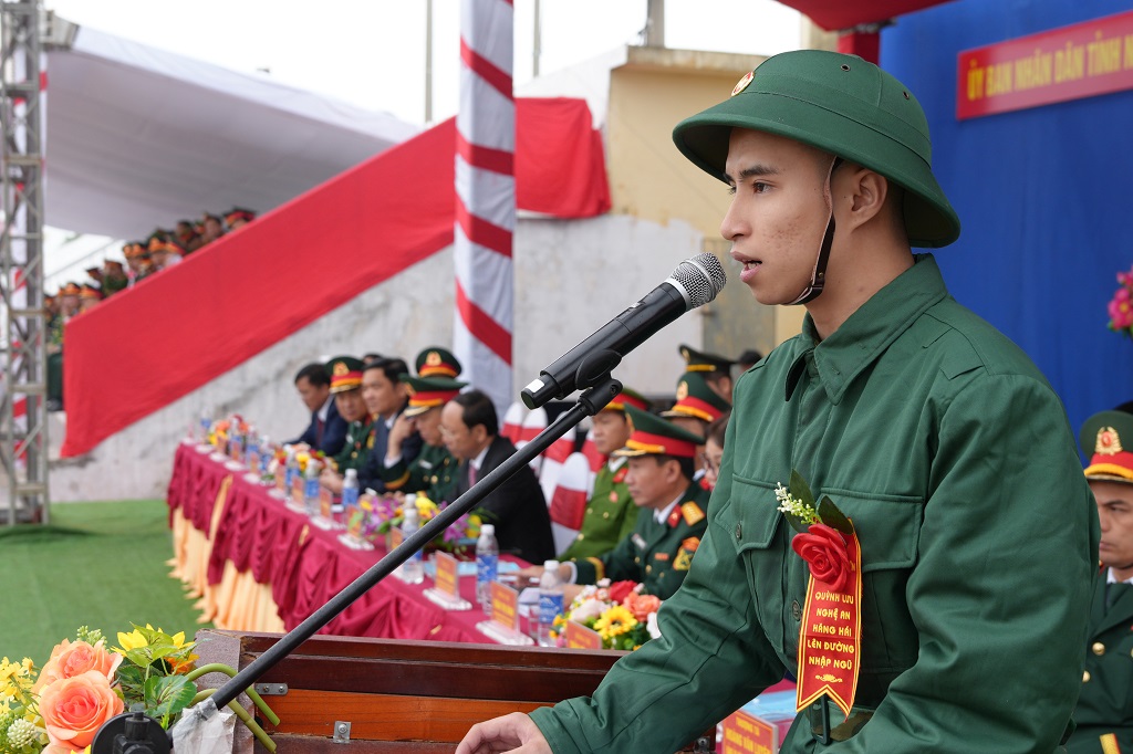 Đại diện công dân nhập ngũ phát biểu trước giờ lên đường nhập ngũ.