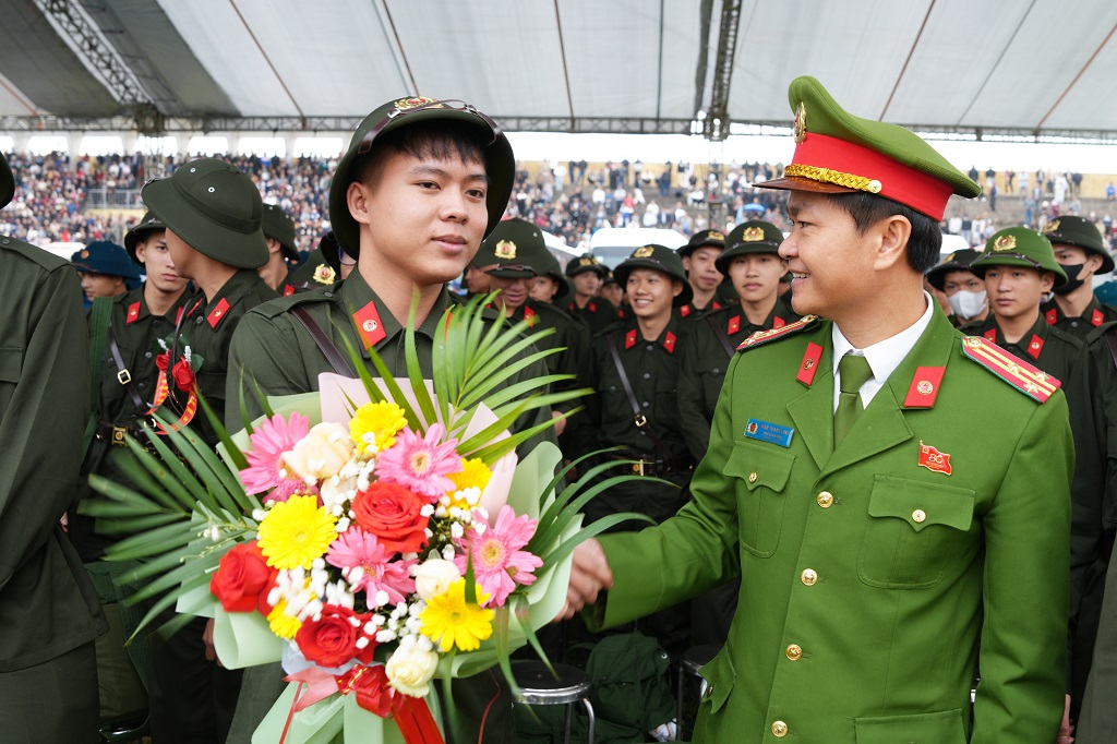 Đồng chí Thượng tá Phạm Thành Long, Phó Giám đốc Công an tỉnh động viên tân binh.