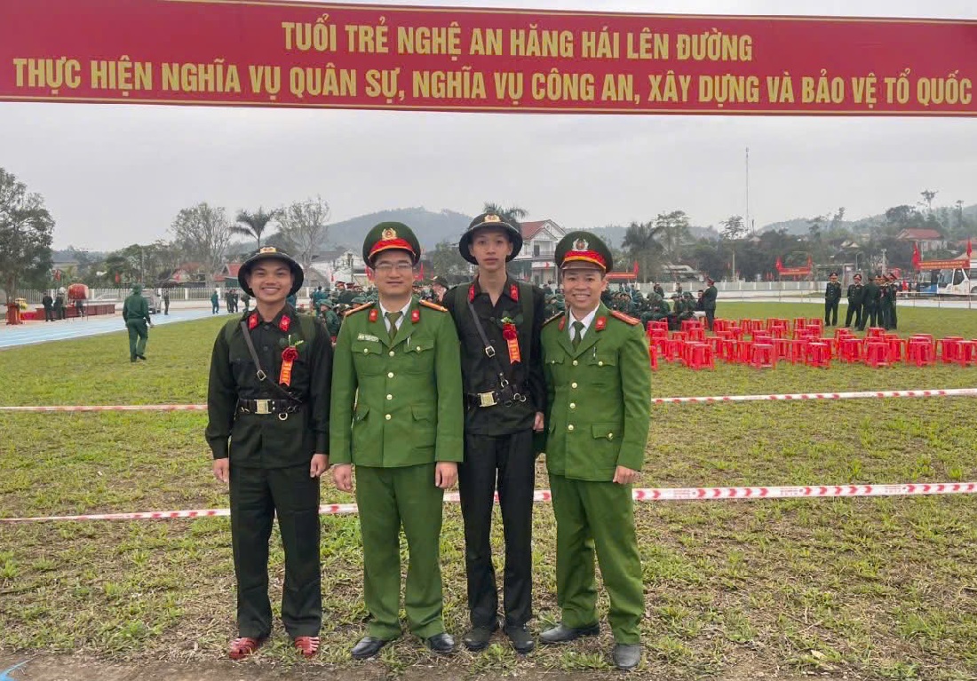 02 thanh niên thực hiện nghĩa vụ Công an nhân tại Lễ giao nhận quân