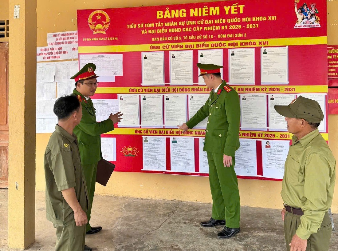 Công an xã kiểm tra tại điểm niêm yết danh sách cử tri