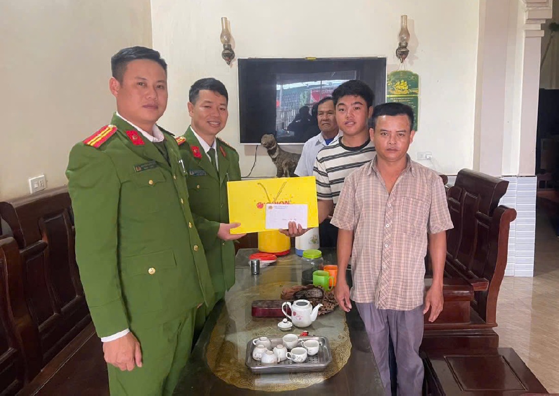 Công an xã tặng quà, động viên thanh niên trước khi lên đường nhập ngũ