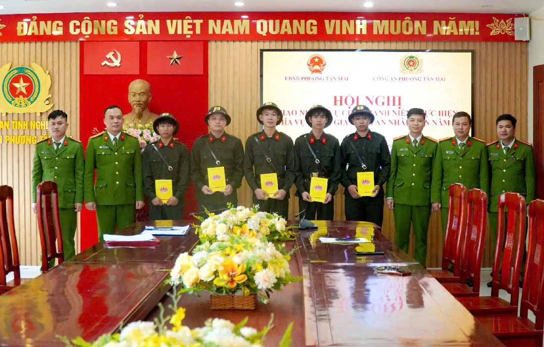Lãnh đạo phường Tân Mai và Công an phường tặng quà động viên thanh niên trước khi lên đường nhập ngũ