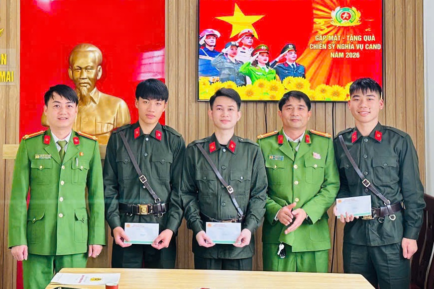 Công an phường tặng quà động viên 