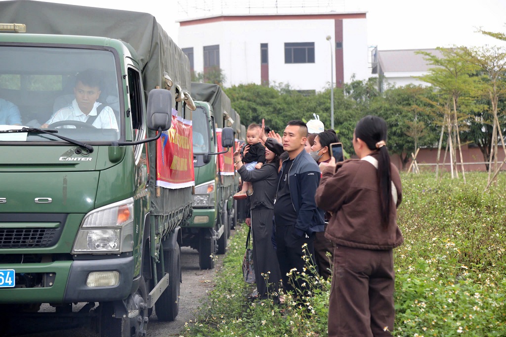 Người thân chia tay các tân binh lên đường thực hiện nghĩa vụ tham gia CAND