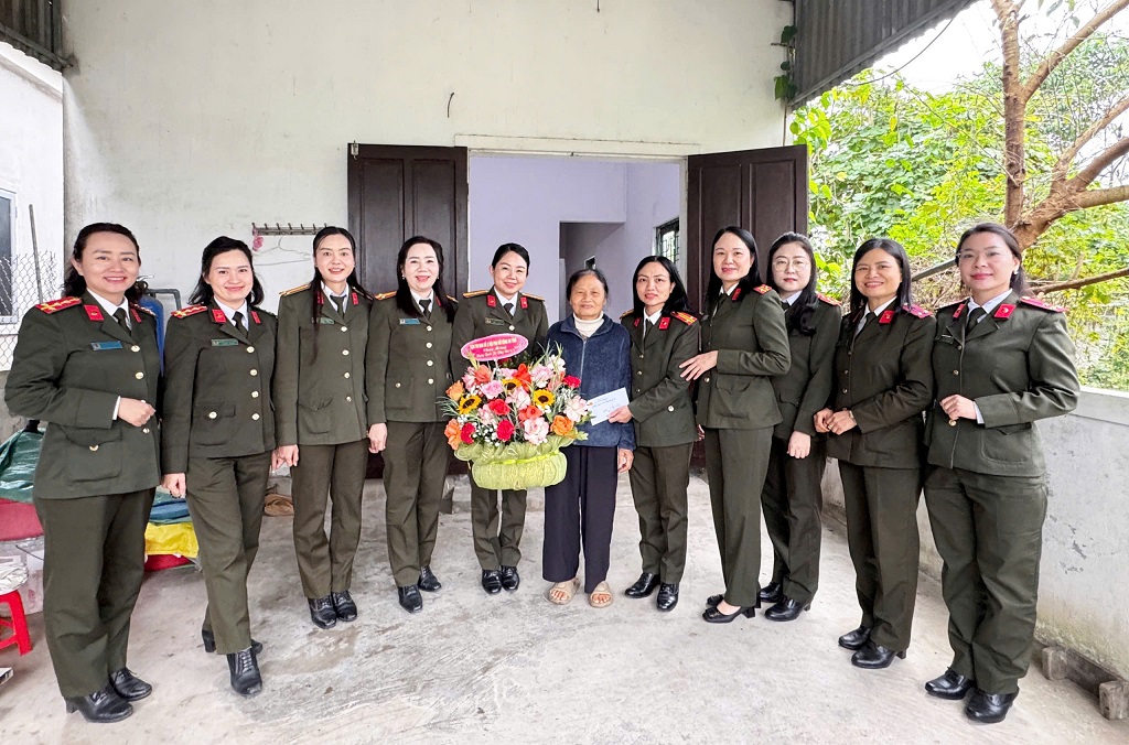 Hội Phụ nữ Cụm thi đua số 2 tặng quà đồng chí Ngô Thị Sỹ, nguyên cán bộ Phòng Tổ chức cán bộ Công an tỉnh