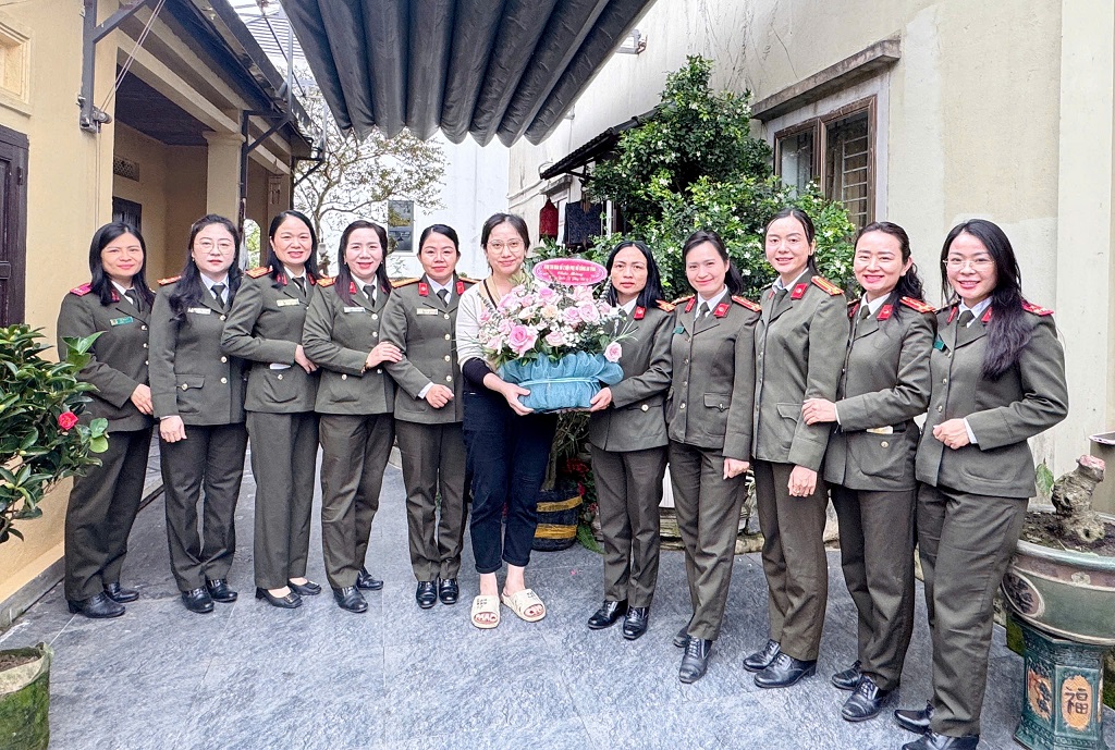 Tặng quà đồng chí Đặng Thị Diệu Thúy, hội viên Hội Phụ nữ Bệnh viện Công an tỉnh