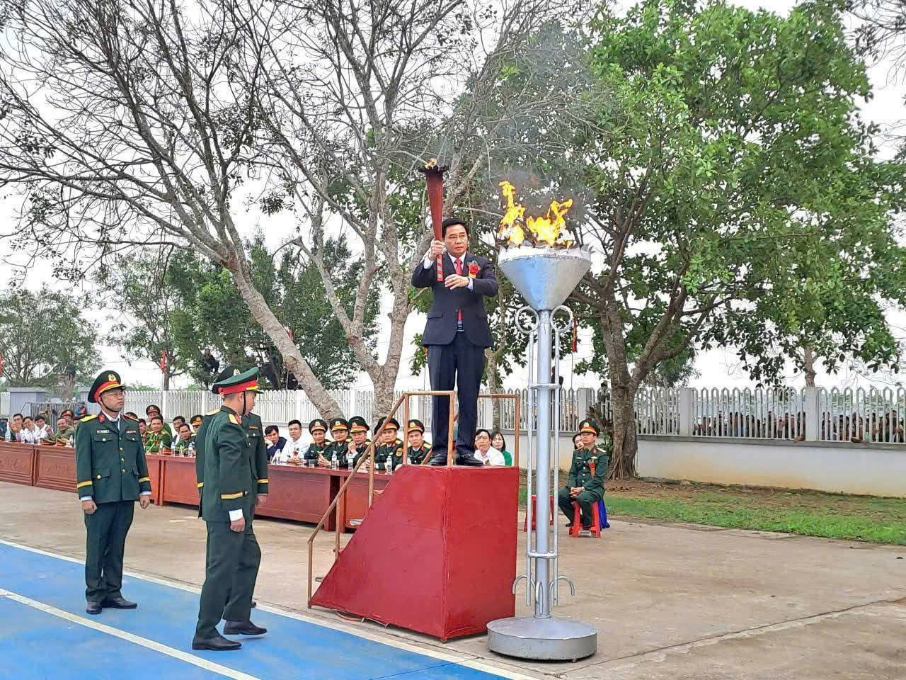 Đồng chí Hồ Lê Ngọc, Ủy viên Ban Thường vụ Tỉnh ủy, Trưởng ban Nội chính Tỉnh ủy thực hiện nghi thức thắp lửa truyền thống