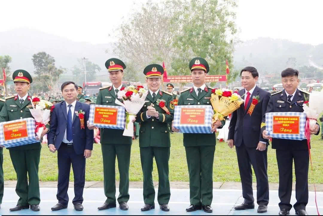 Đại biểu tặng quà, hoa đơn vị nhận quân