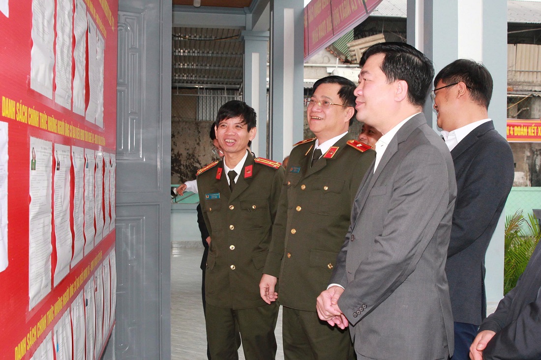 đồng chí Thiếu tướng Đinh Việt Dũng, Ủy viên Ban Thường vụ Tỉnh ủy, Bí thư Đảng ủy, Giám đốc Công an tỉnh, Trưởng đoàn kiểm tra số 7 kiểm tra tại xã Anh Sơn