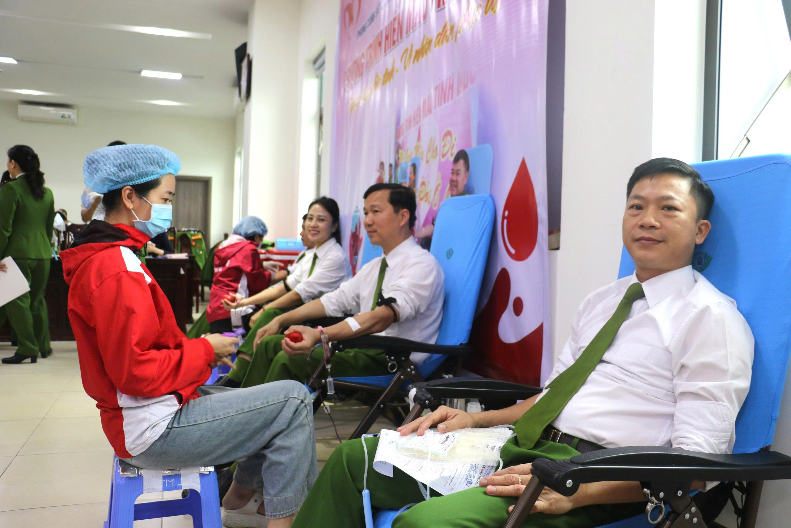 Lãnh đạo Phòng Cảnh sát Quản lý hành chính về trật tự xã hội tham gia hiến máu