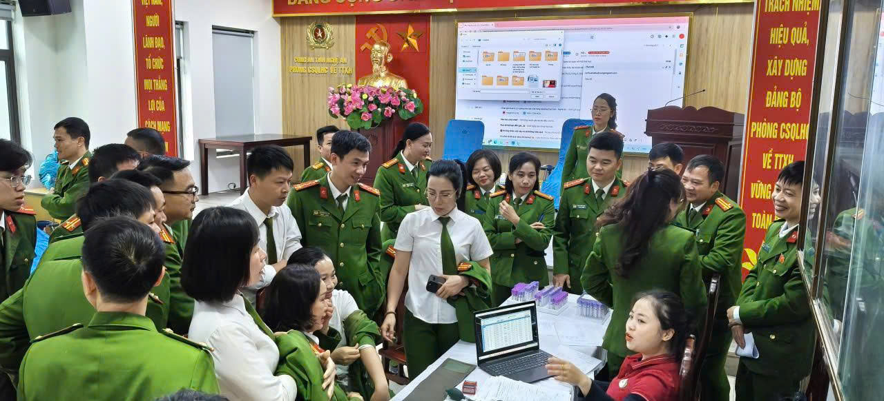 Đông đảo cán bộ, chiến sĩ có mặt từ sớm để làm thủ tục để hiến máu 