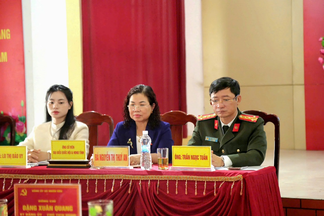 Đại biểu và cử tri dự buổi tiếp xúc cử tri tại xã Nhân Hòa