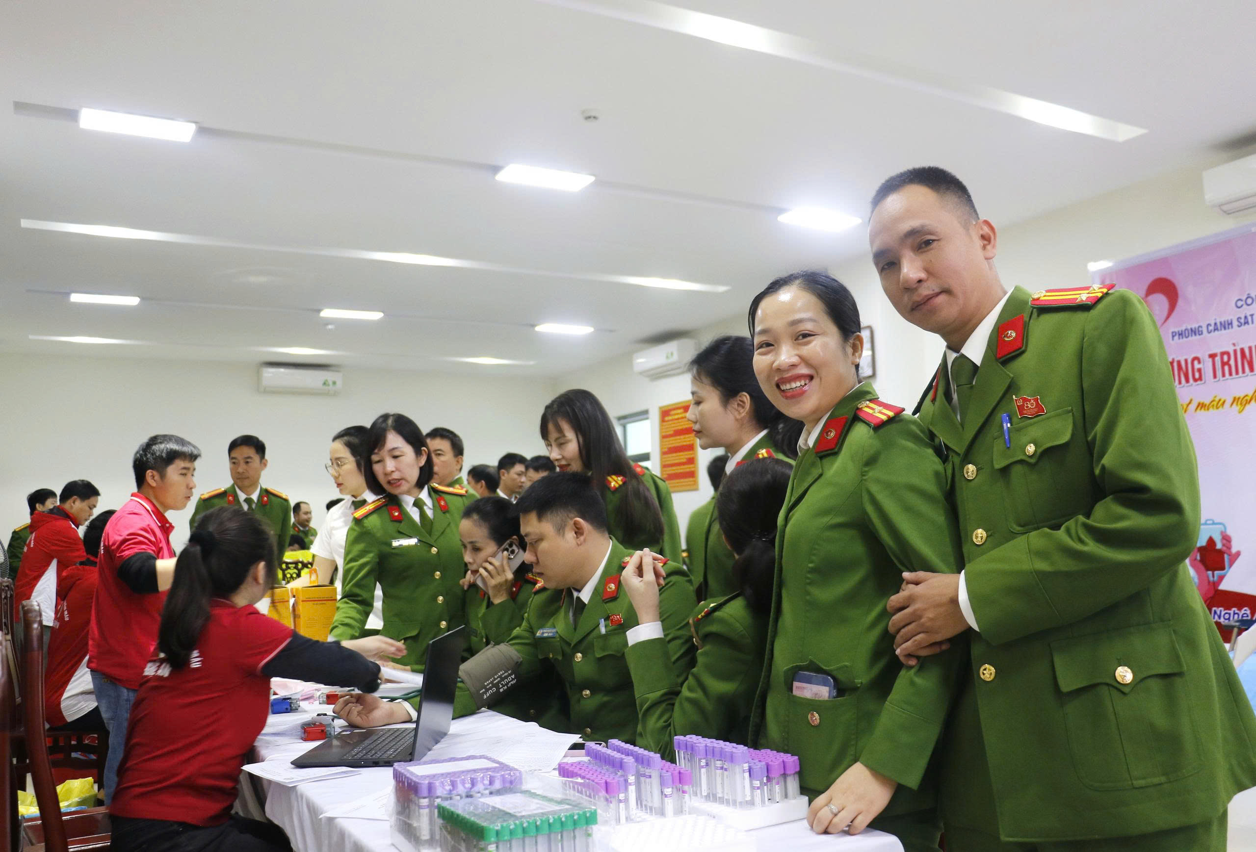Nụ cười rạng rỡ và tinh thần tình nguyện hiến máu cứu người của cán bộ, chiến sĩ Phòng Cảnh sát Quản lý hành chính về trật tự xã hội