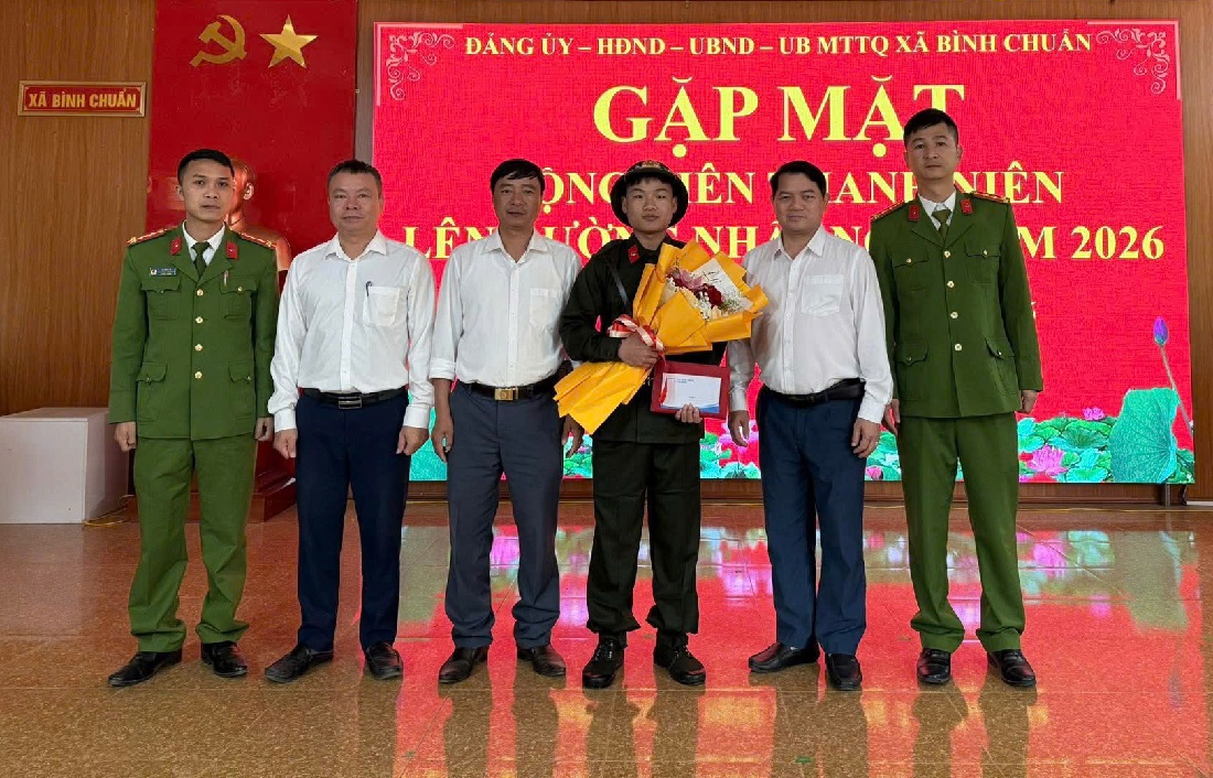 Công an xã tặng quà động viên thanh niên 