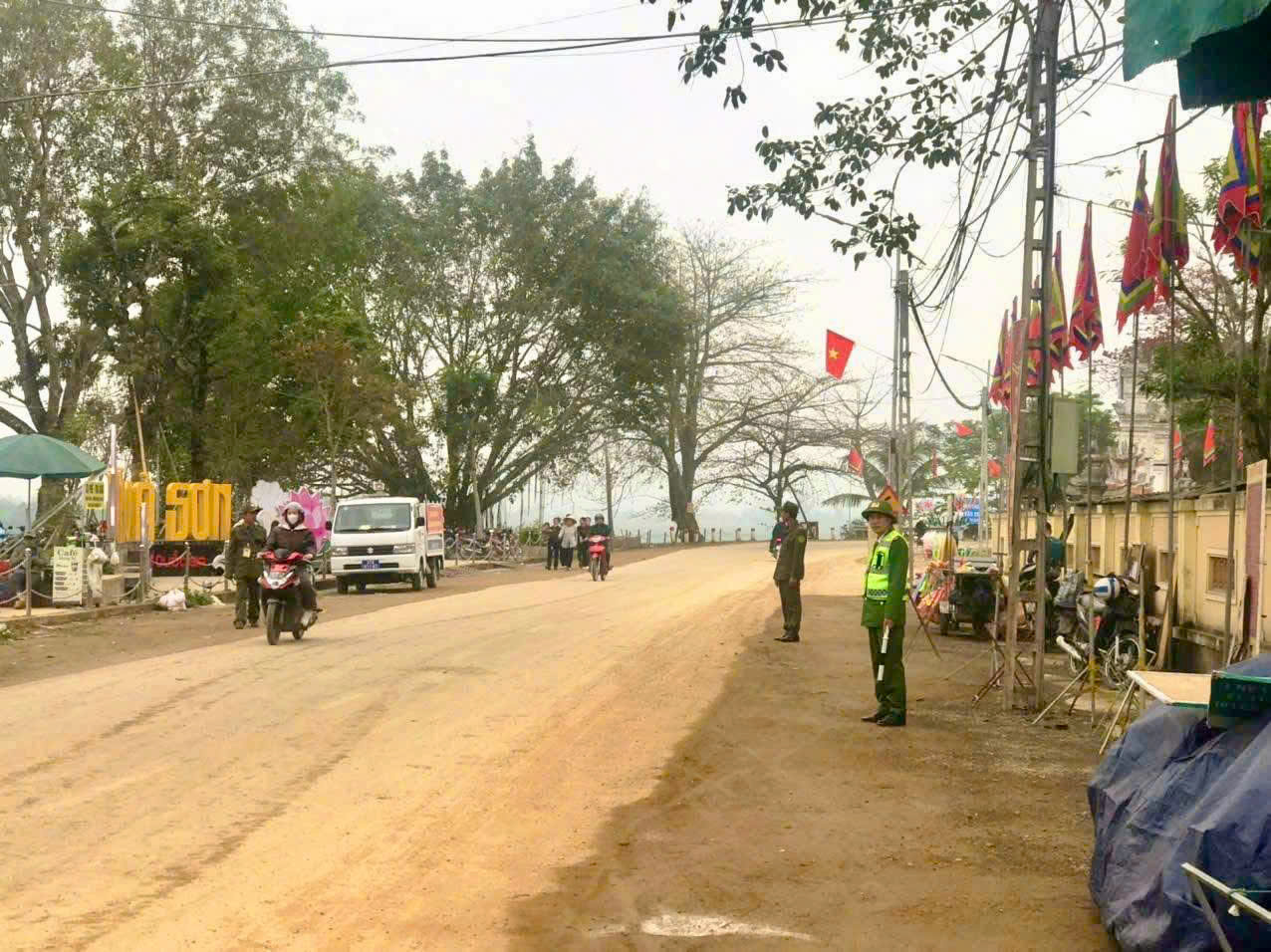 Công an xã Bạch Ngọc bảo đảm an ninh trật tự tại khu vực diễn ra lễ hội