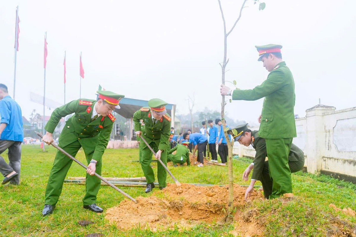 Công an xã Cát Ngạn hưởng ứng “Tết trồng cây - đời đời nhớ ơn Bác Hồ”
