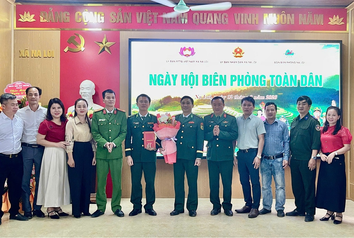 Công an xã Na Loi chúc mừng và trao tặng quà Đồn Biên phòng Na Loi