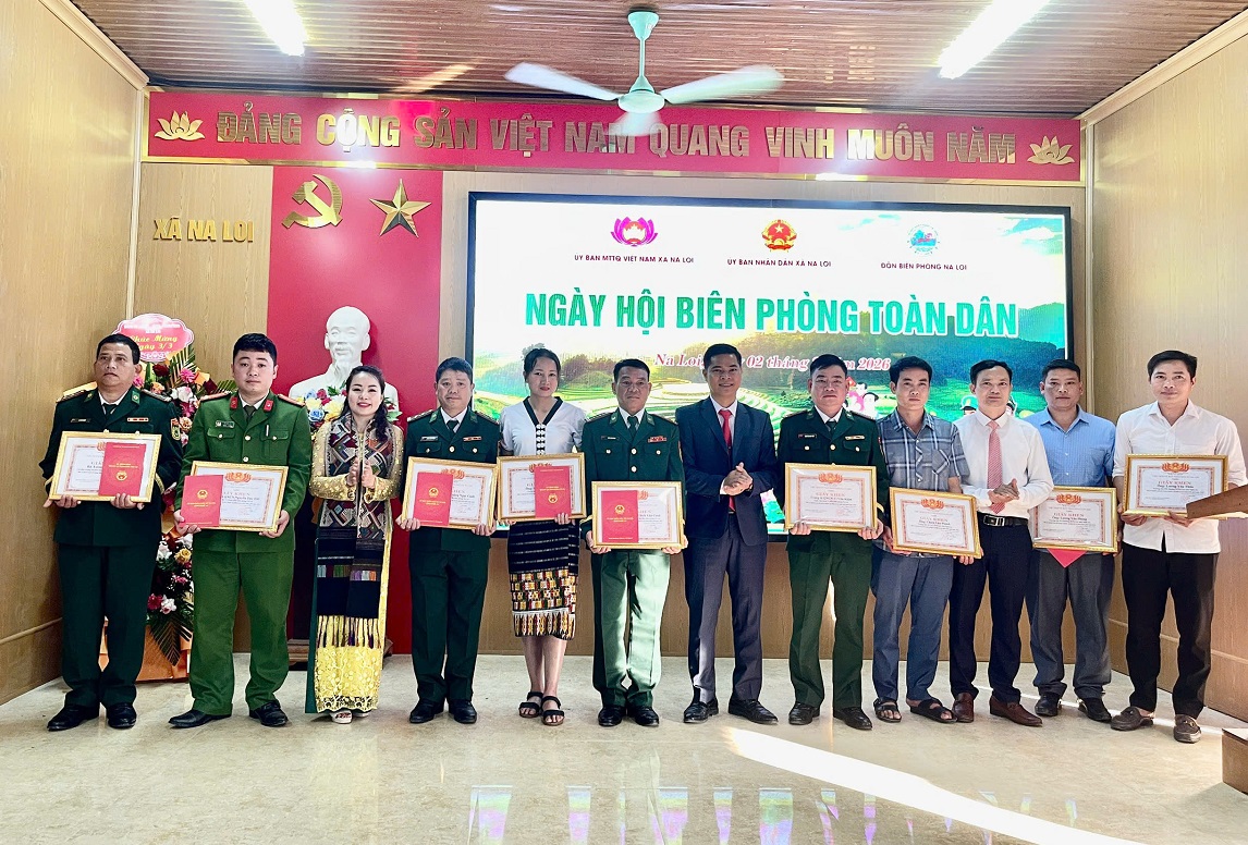 Tập thể, cá nhân được khen thưởng