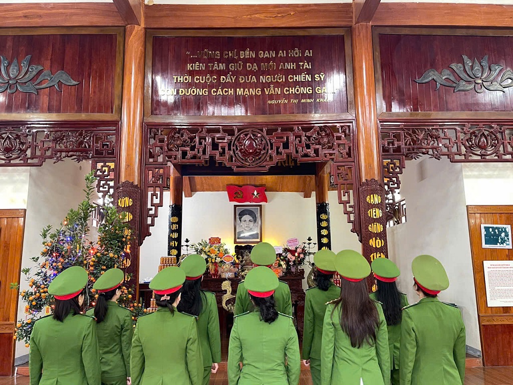 Cán bộ, hội viên Công an phường Vinh Phú dâng hoa, dâng hương trước anh linh nữ chiến sỹ cộng sản Nguyễn Thị Minh Khai 