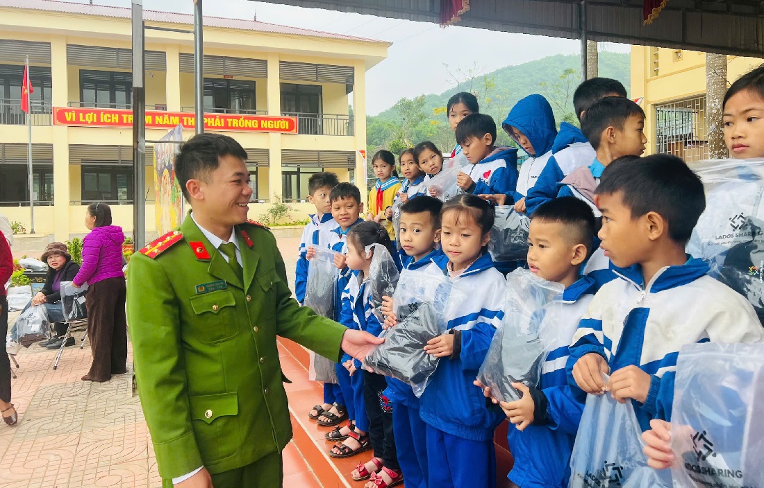 Công an xã trao áo ấm tặng học sinh có hoàn cảnh khó khăn