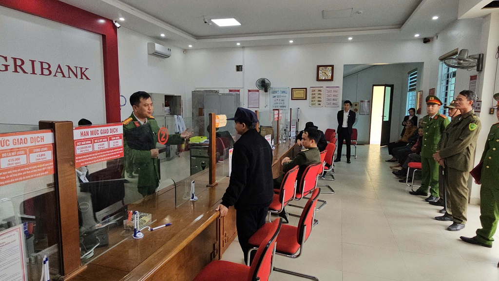 Công an xã Kim Bảng phối hợp với các lực lượng vừa tổ chức diễn tập phương án xử lý tình huống cướp ngân hàng