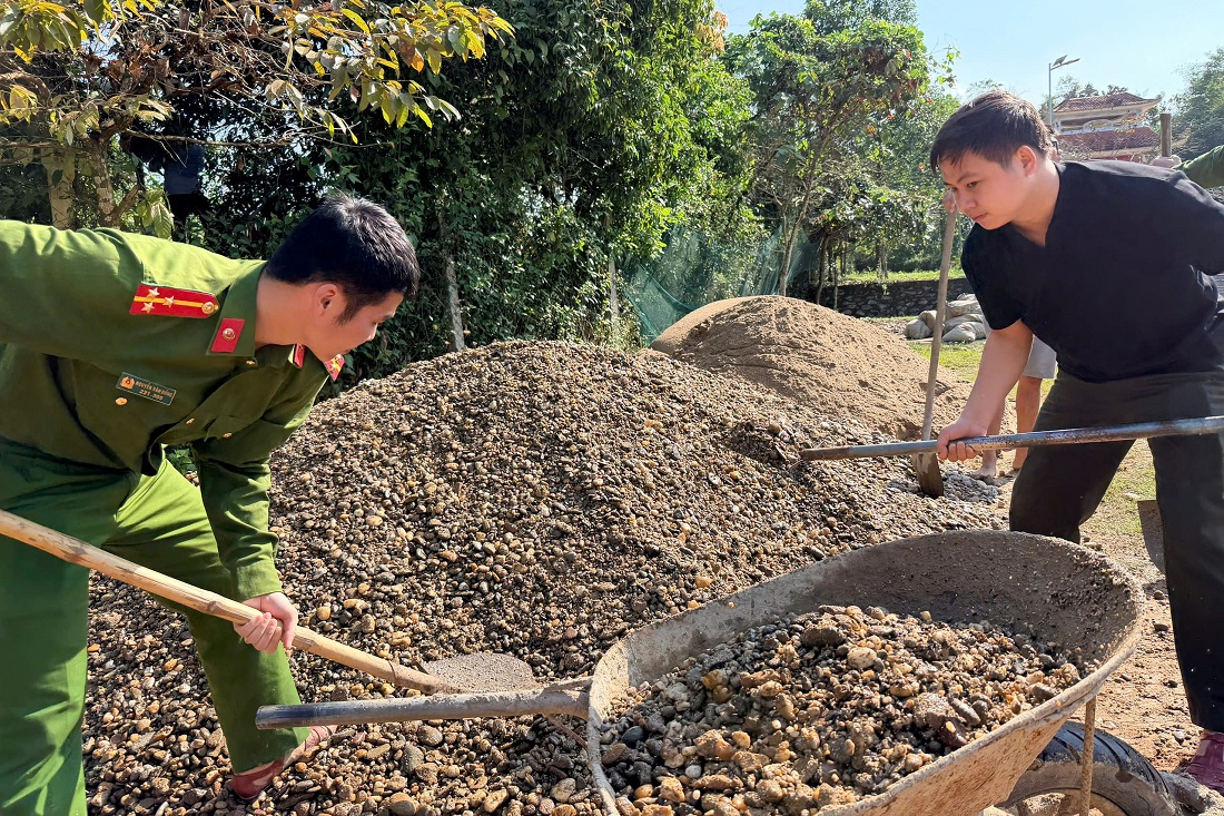 Công an xã Châu Khê huy động nguồn lực và tham gia ngày công xây dựng công trình