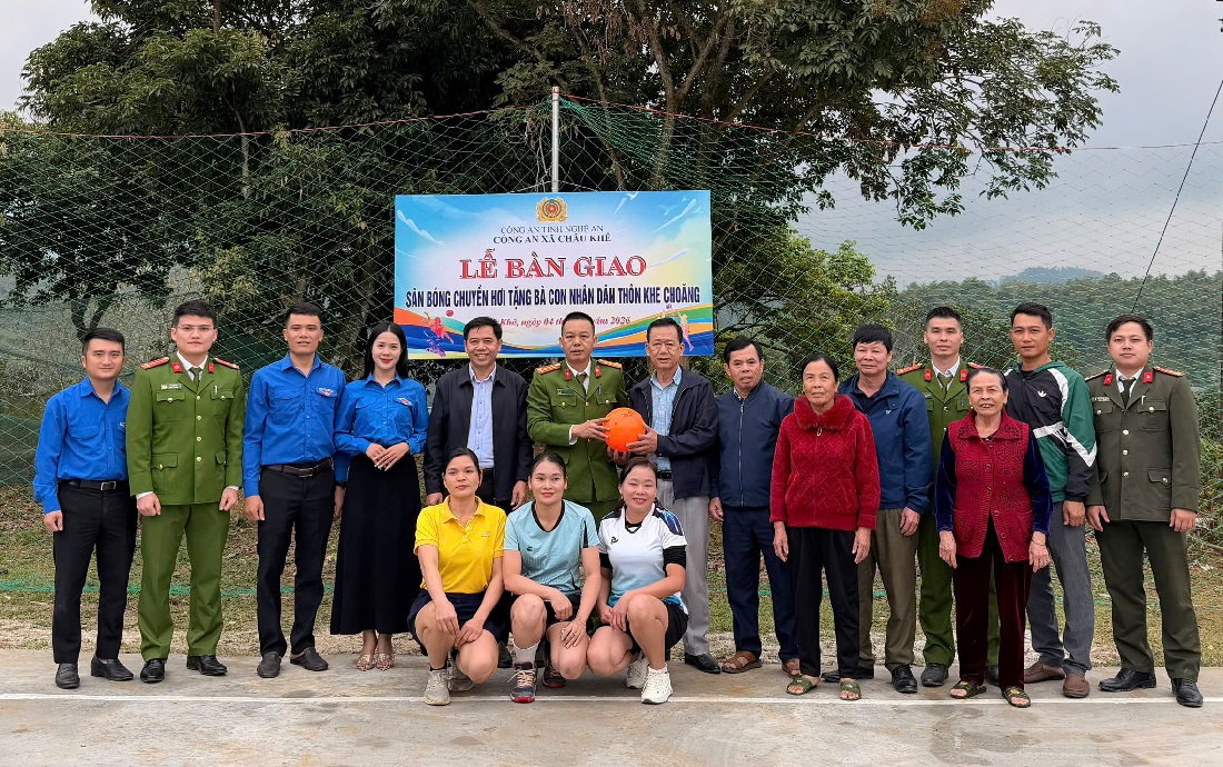 Công an xã bàn giao sân bóng tặng Nhân dân thôn Khe Choăng