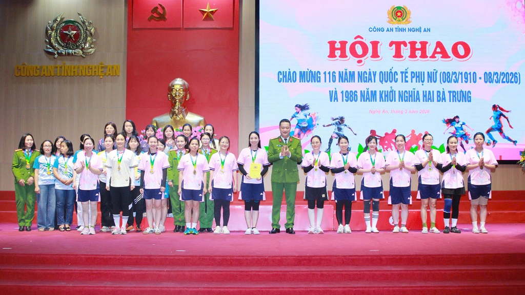 Đồng chí Đại tá Nguyễn Đức Cường, Ủy viên Ban Thường vụ Đảng ủy, Phó Giám đốc Công an tỉnh trao giải Nhì tặng đội tuyển bóng đá nữ liên quân khối An ninh