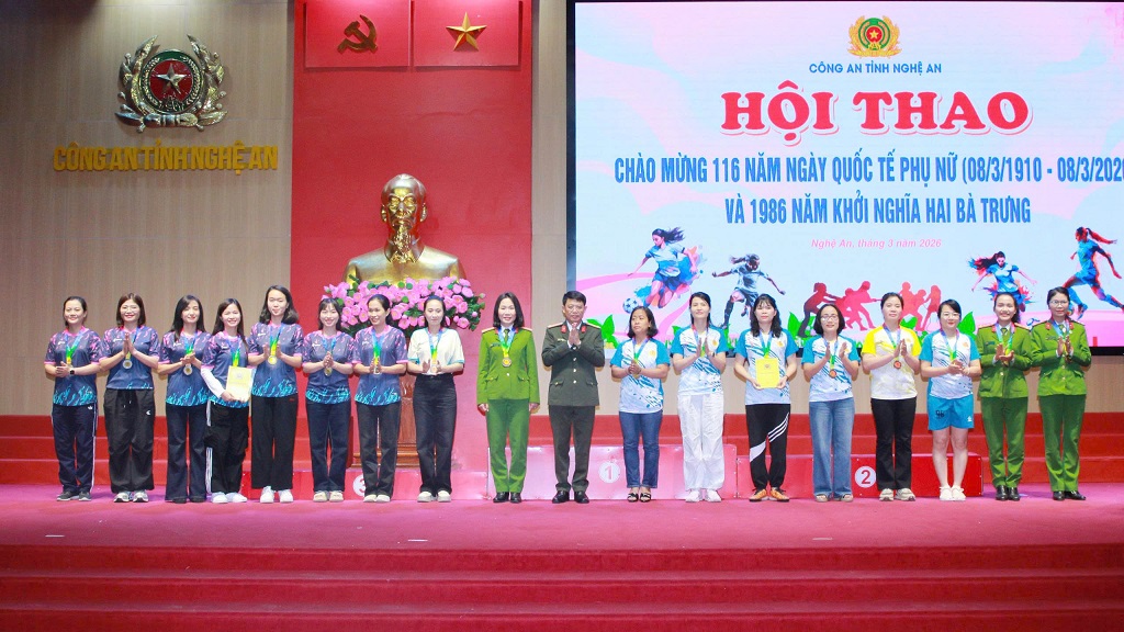 Đồng chí Thượng tá Đinh Anh Dũng, Ủy viên Ban Thường vụ Đảng ủy, Trưởng phòng Tổ chức cán bộ trao giải Ba tặng 02 đội bóng