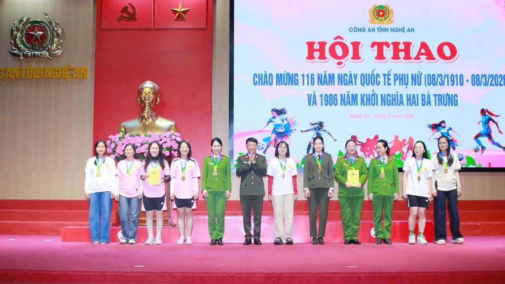 Đồng chí Thượng tá Đinh Anh Dũng, Ủy viên Ban Thường vụ Đảng ủy, Trưởng phòng Tổ chức cán bộ trao giải Ba môn kéo co tặng các đội tuyển