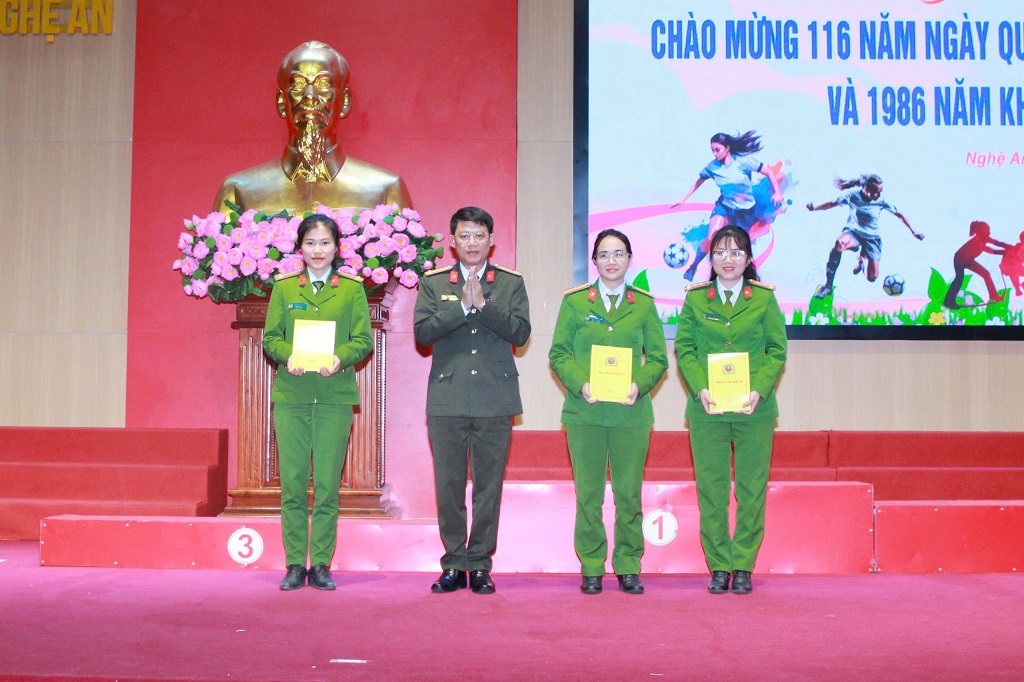 Đồng chí Thượng tá Đinh Anh Dũng, Ủy viên Ban Thường vụ Đảng ủy, Trưởng phòng Tổ chức cán bộ trao giải phụ tặng các đơn vị 