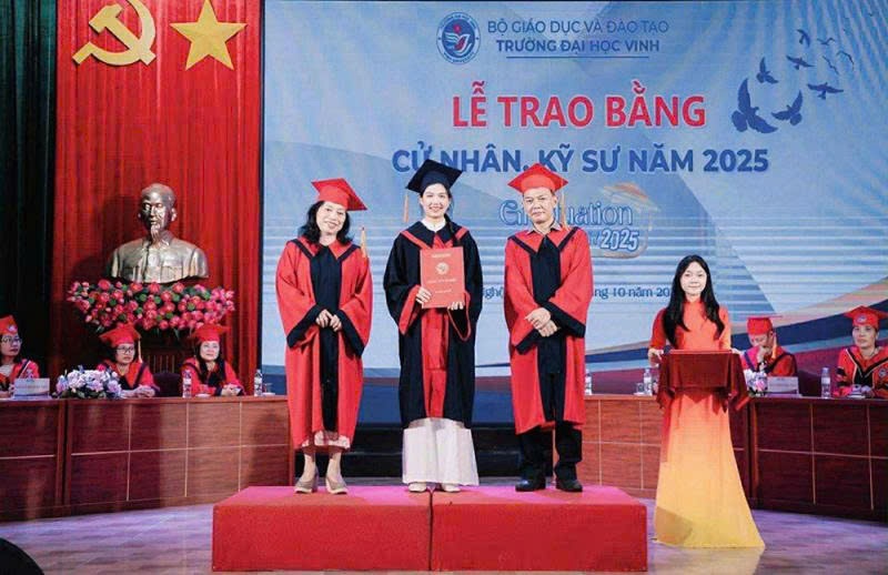 Bùi Thị Quỳnh (người đứng giữa) trong lễ tốt nghiệp Đại học