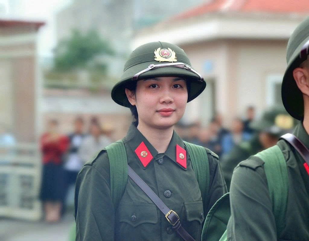 Nữ cử nhân Bùi Thị Quỳnh khoác lên mình màu áo chiến sỹ CAND