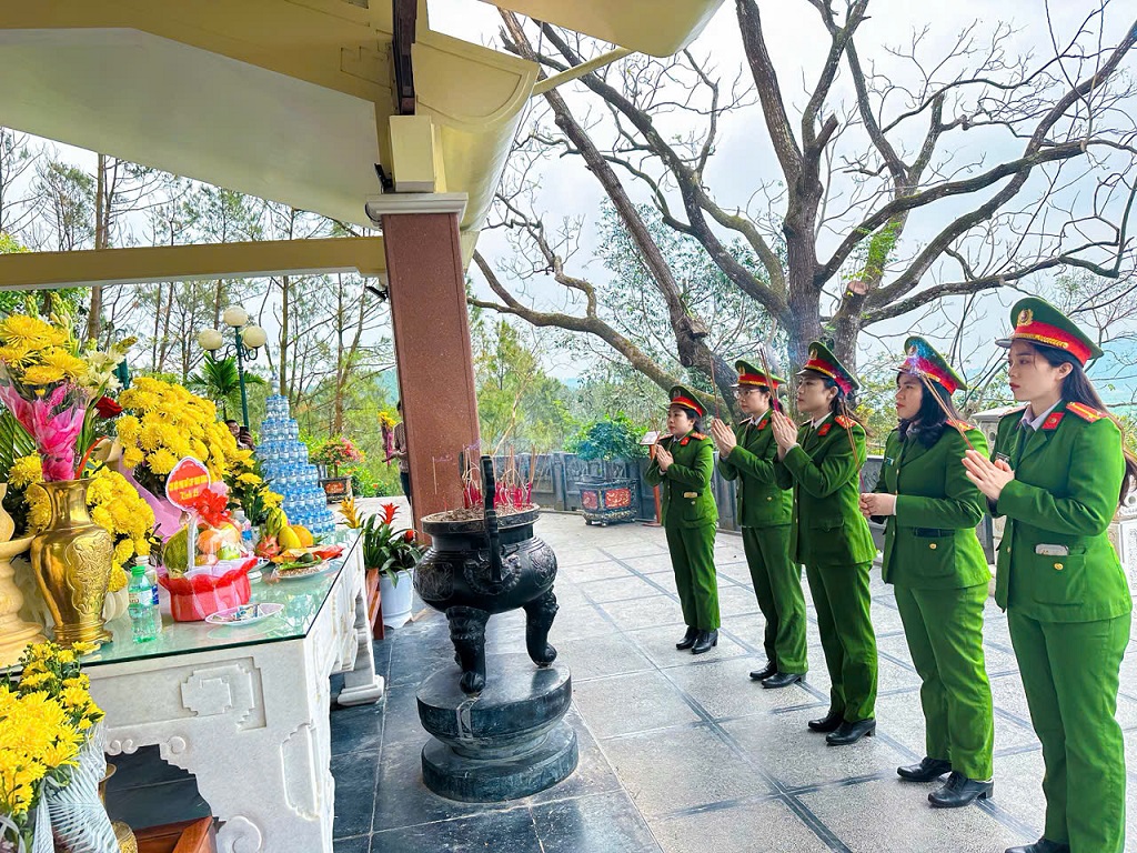 Cán bộ, hội viên Công an phường Vinh Phú dâng hoa, dâng hương tưởng niệm Bà Hoàng Thị Loan - thân mẫu Chủ tịch Hồ Chí Minh