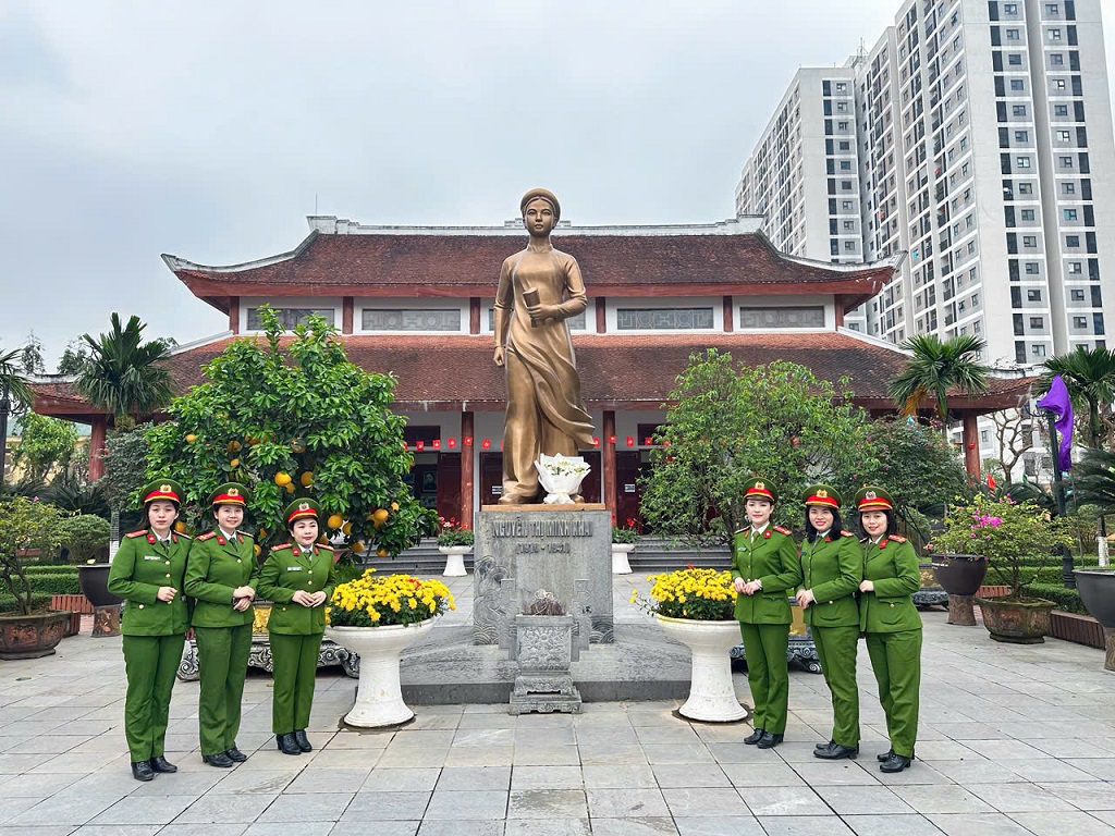 Cán bộ, hội viên Công an phường Vinh Phú dâng hoa, dâng hương tưởng niệm Anh hùng cách mạng Nguyễn Thị Minh Khai 