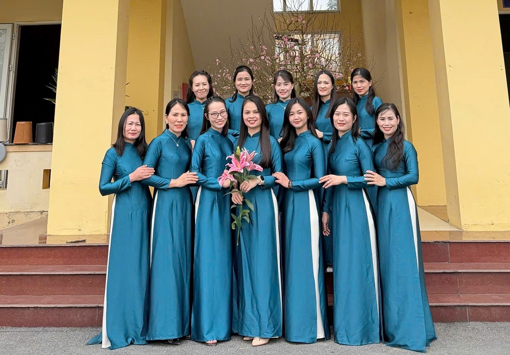 Cán bộ, hội viên Chi hội Phụ nữ Công an phường tích cực hưởng ứng phong trào “Áo dài trong tim nữ chiến sĩ Công an Nghệ An”