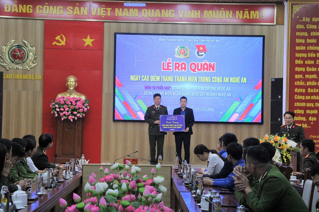 Thực hiện nghi thức trao biển tượng trưng