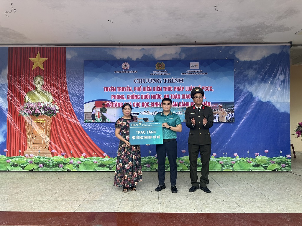 Trao học bổng tặng học sinh nghèo học giỏi