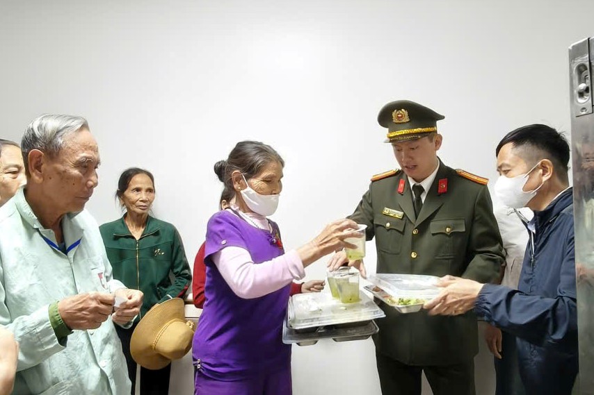 Trao những suất cơm tặng bệnh nhân nghèo