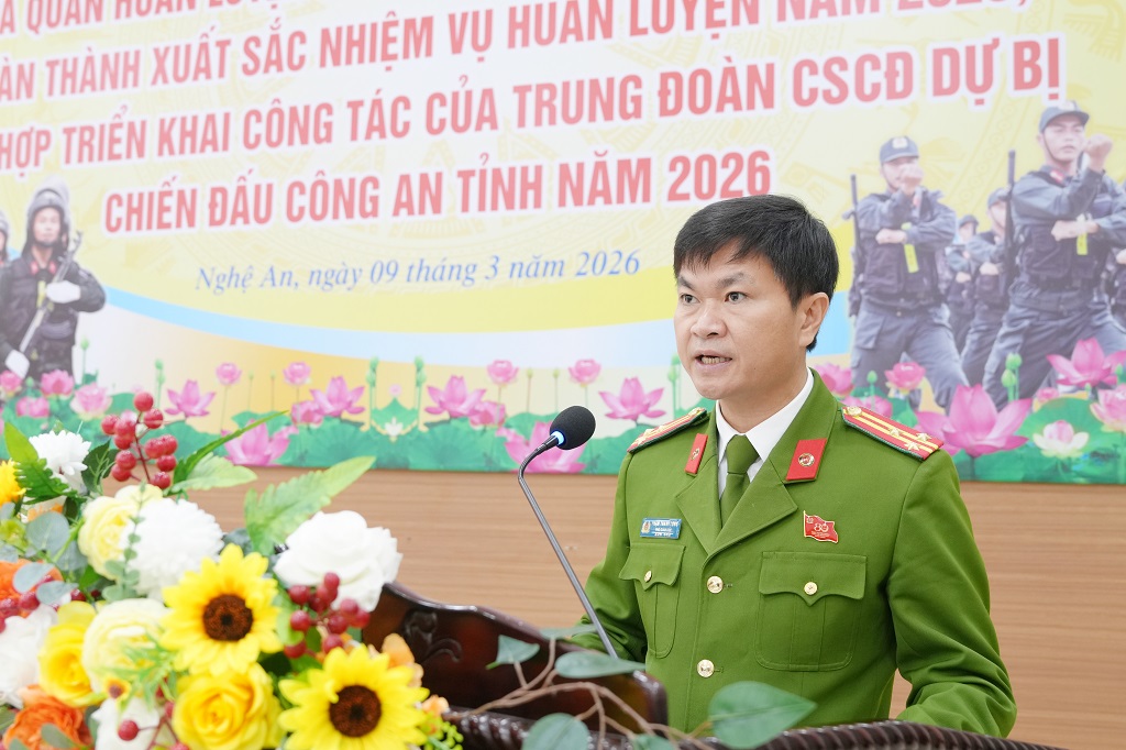 Đồng chí Thượng tá Phạm Thành Long, Phó Giám đốc Công an tỉnh phát biểu chỉ đạo tại buổi lễ 